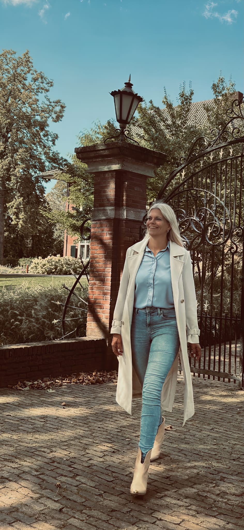 Bianca Schenkels bij de monumentale toegangspoort