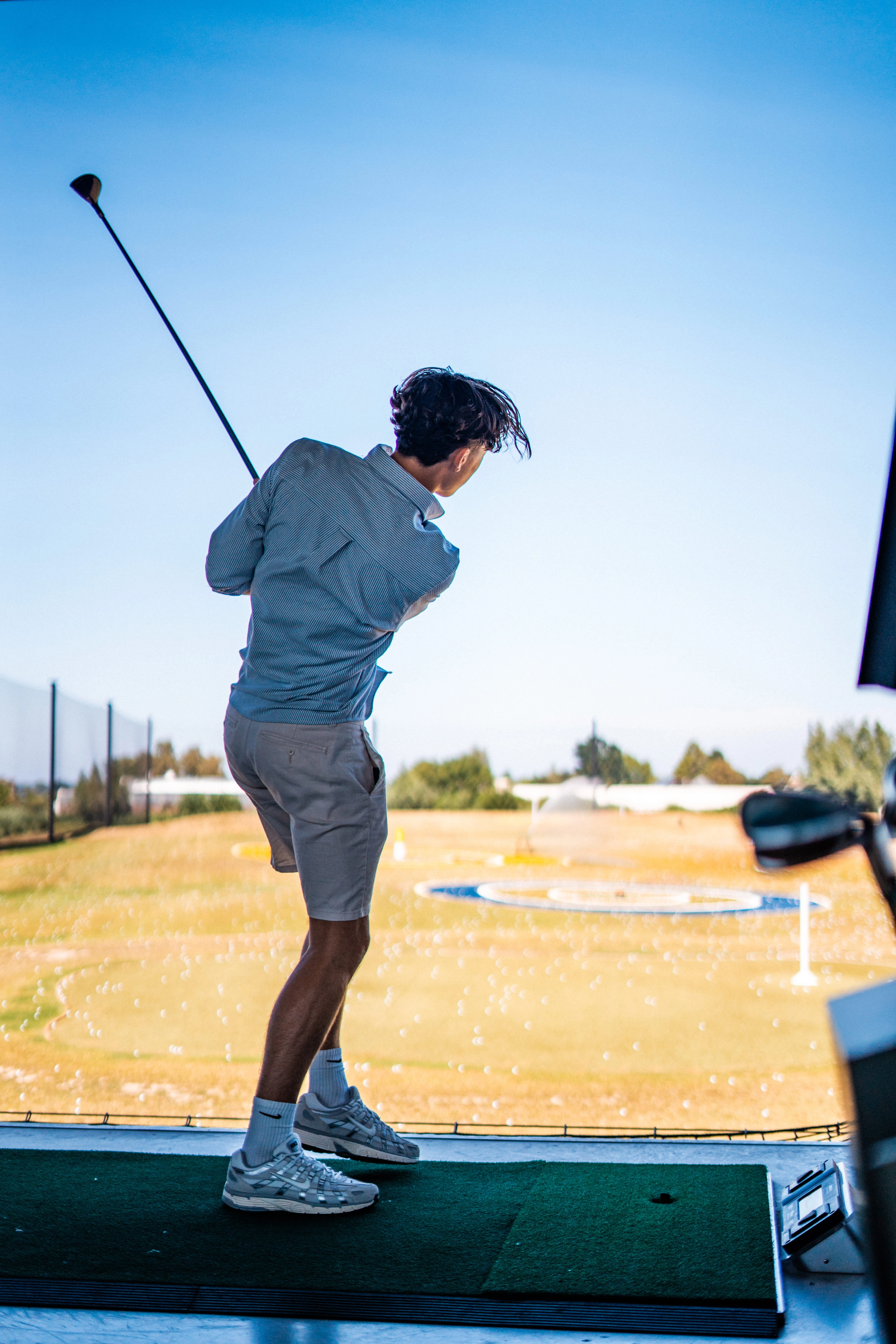 Golfer slaat af op de driving range