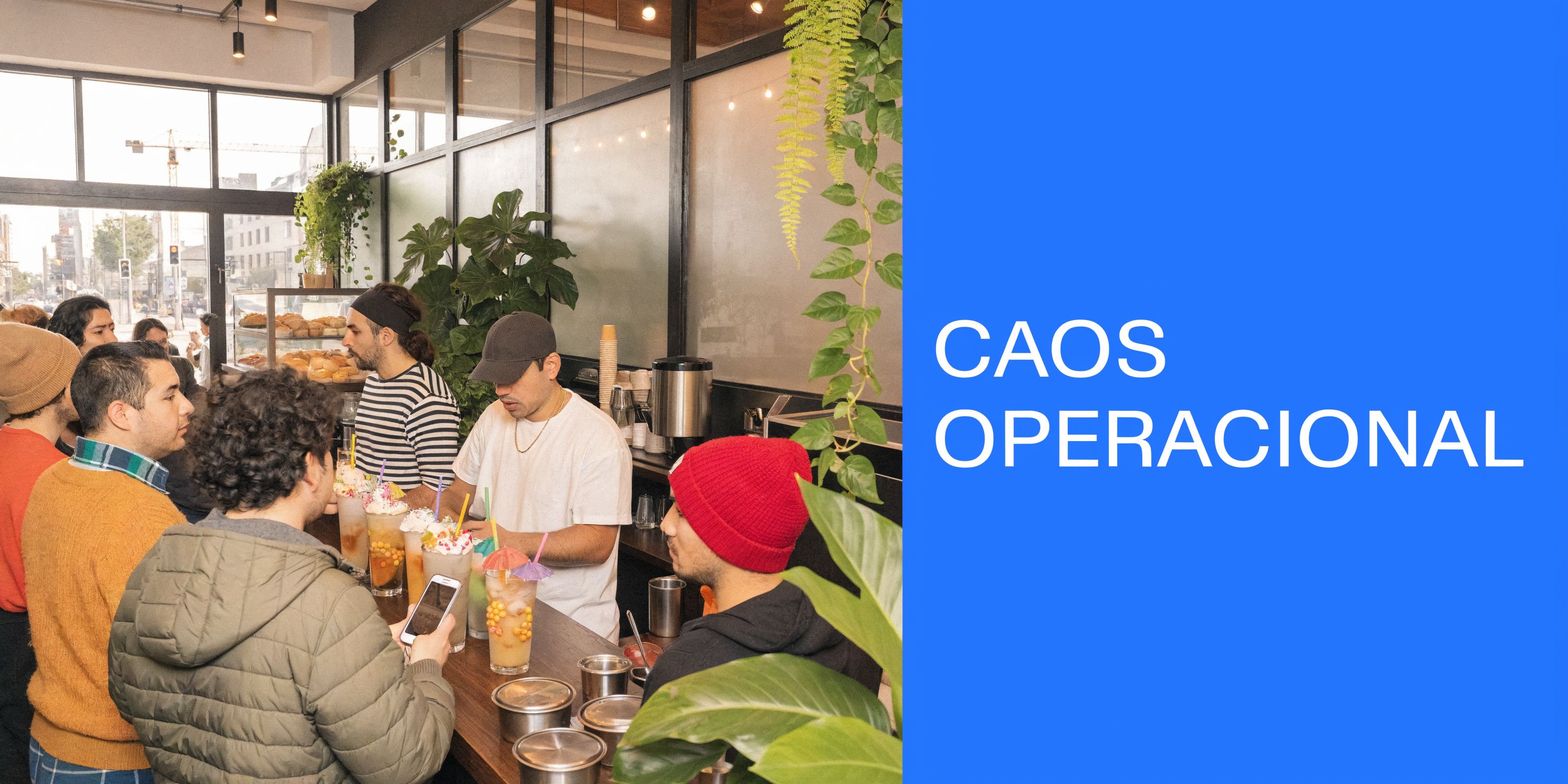 Un grupo de personas esperando su pedido en el mostrador de una cafetería con decoración moderna.