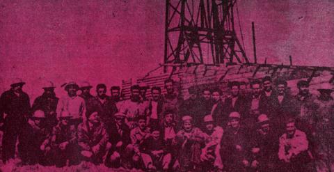 Trabajadores que vivieron la emoción del descubrimiento del petróleo chileno el 29 de diciembre de 1945.
