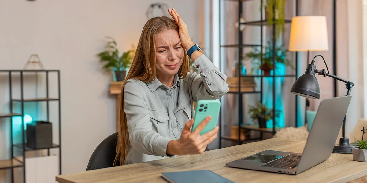 Pessoa irritada por conta do banimento de número no WhatsApp