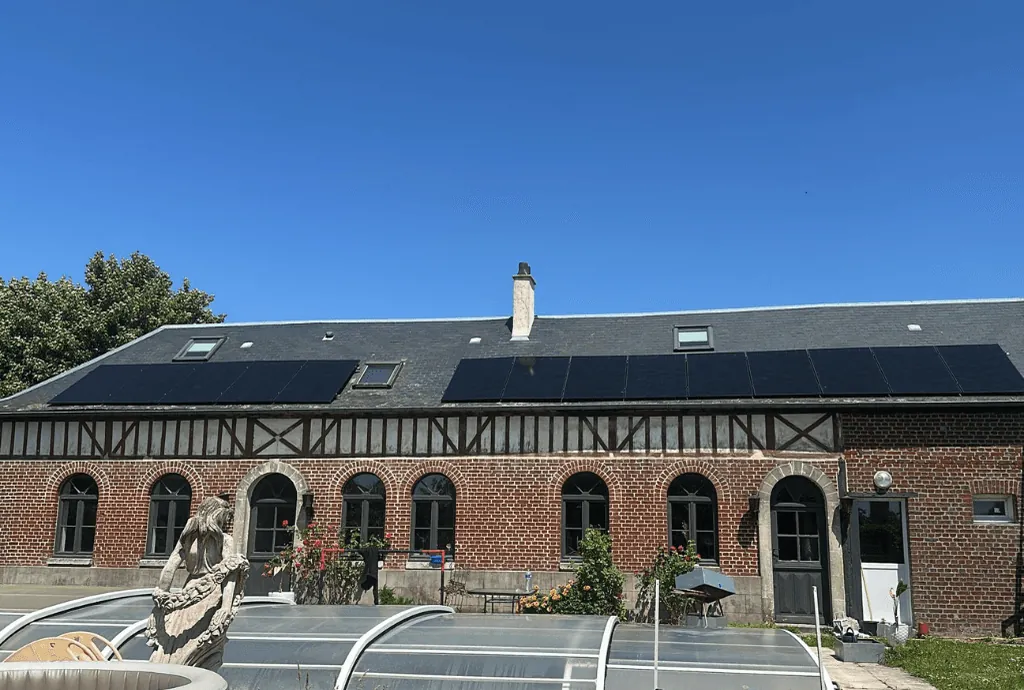 Photo d'une maison à Louvetot équipée de panneaux photovoltaïques dont l'installation a été faite par Solarock.