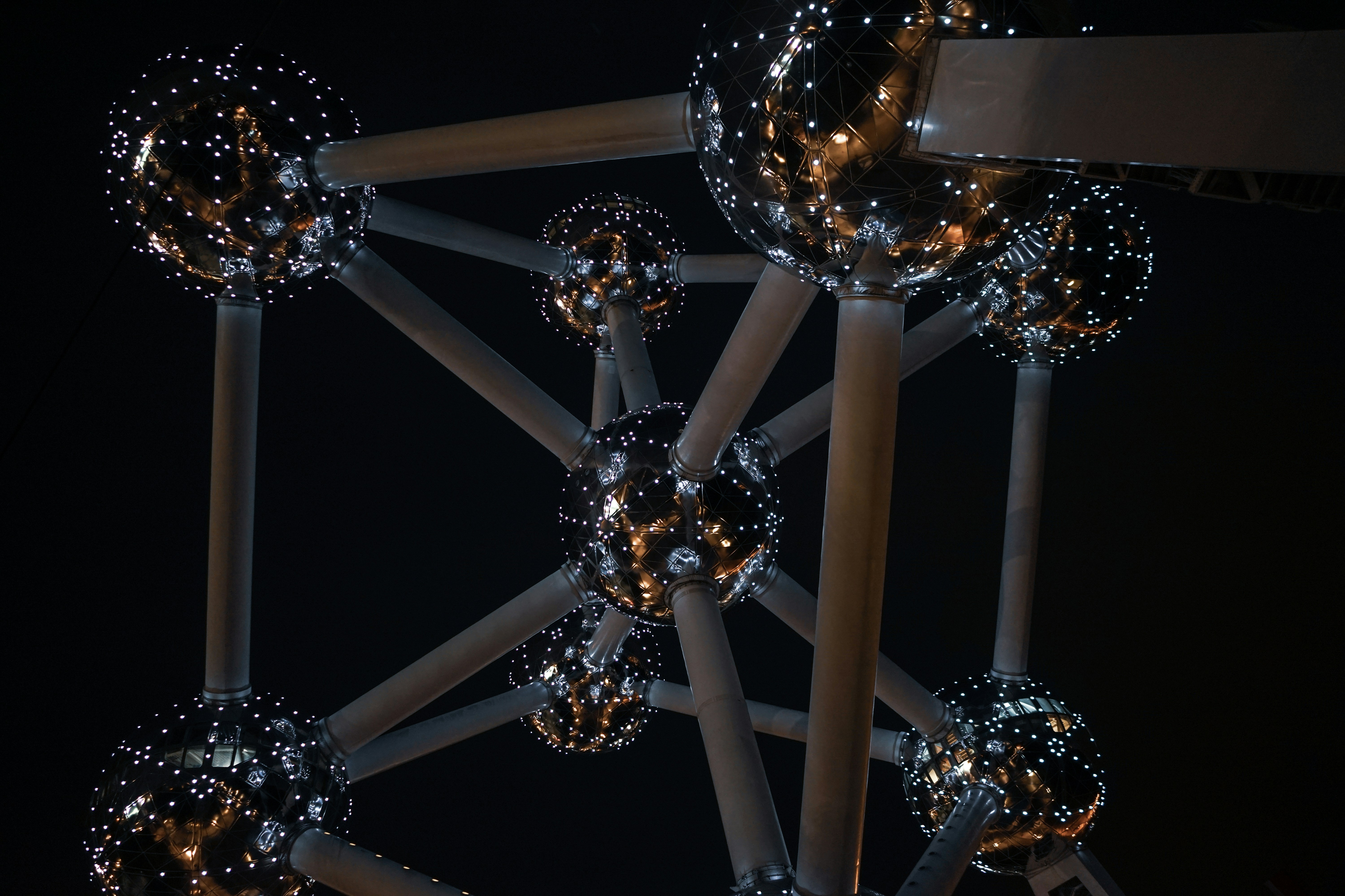 A night time photo of the atomium landmark in Brussels