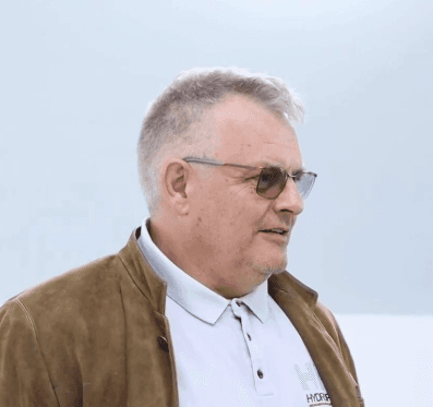 Fotografie portret cu dr. Tóth Vilmos, medic dentist și proprietar de cabinet în Szolnok.