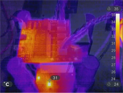 Thermal image of the Blue Robotics switch at 5.5V input, board warming to around 35°C
