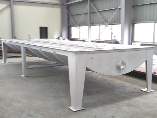 傾斜のある底にしてスムーズな排水