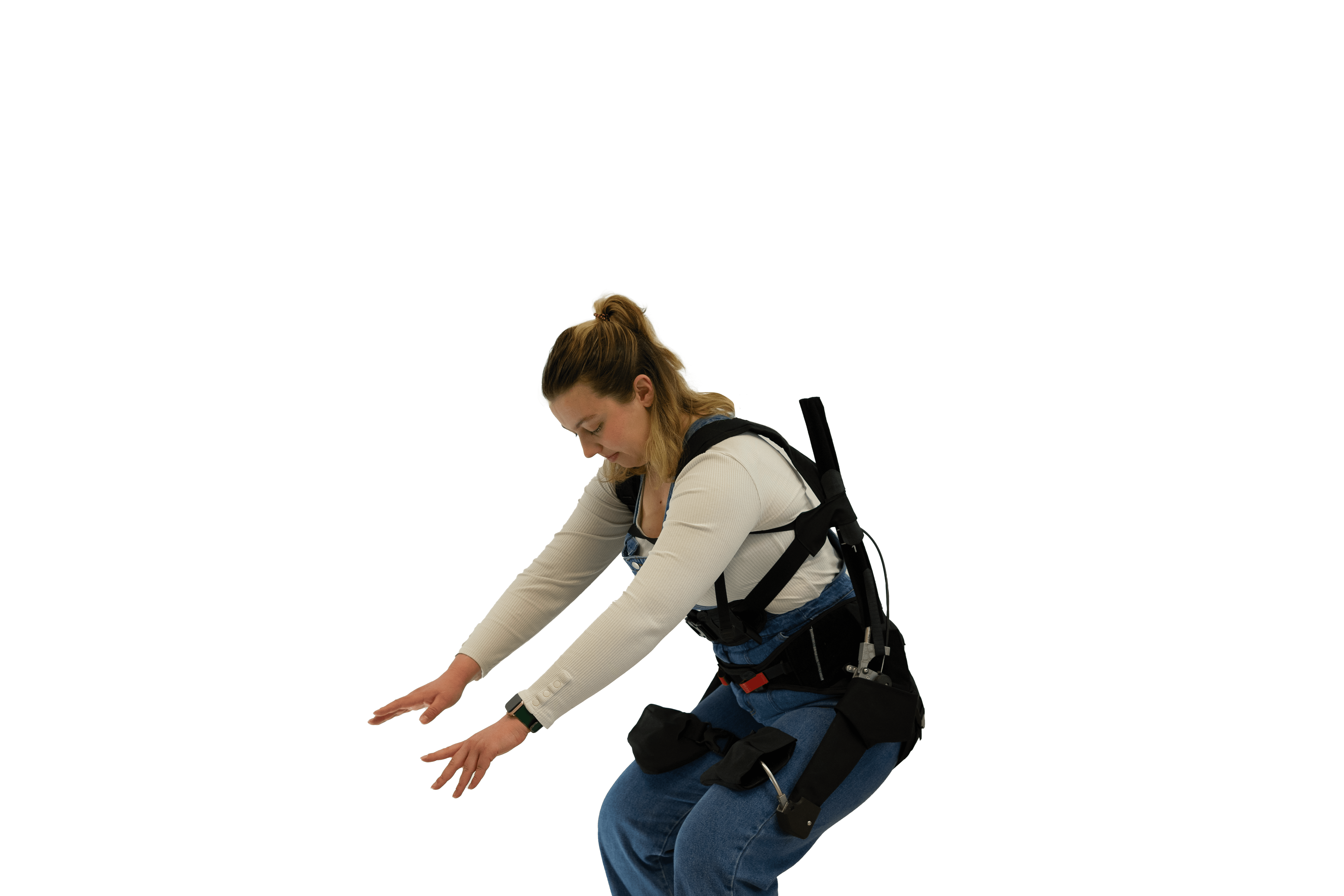 Travailleuse portant l’exosquelette Wave en position accroupie, démontrant l’assistance au dos lors des mouvements de flexion et de levage.