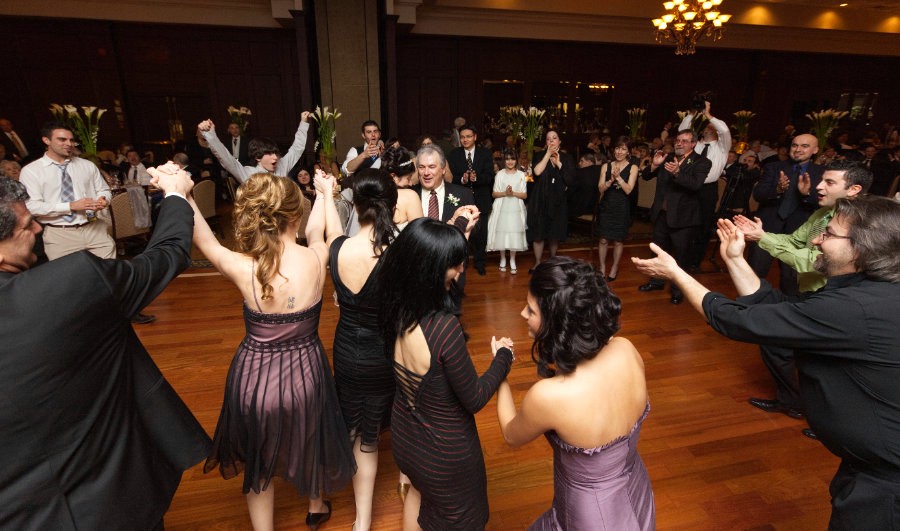 Packed wedding dance floor in Muskoka with NightStyle DJ bringing high energy