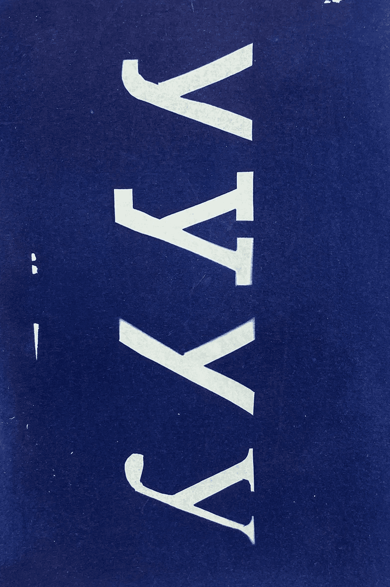 : Blaudruck-Design mit Times New Roman Buchstaben: Spiel mit Positiv- und Negativformen in der analogen Fotografie.