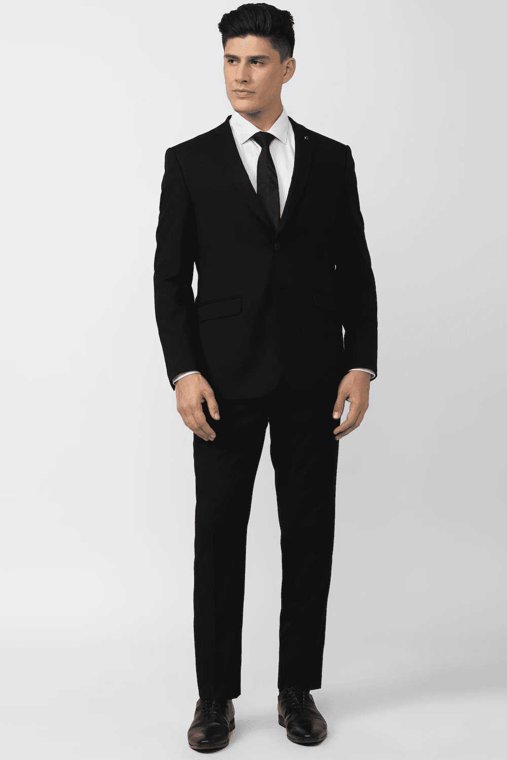 Férfi business öltönyben