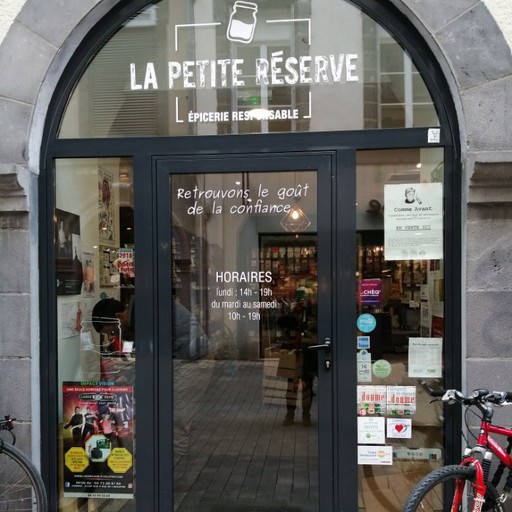 épicerie responsable La Petite Réserve avec affiches en vitrine