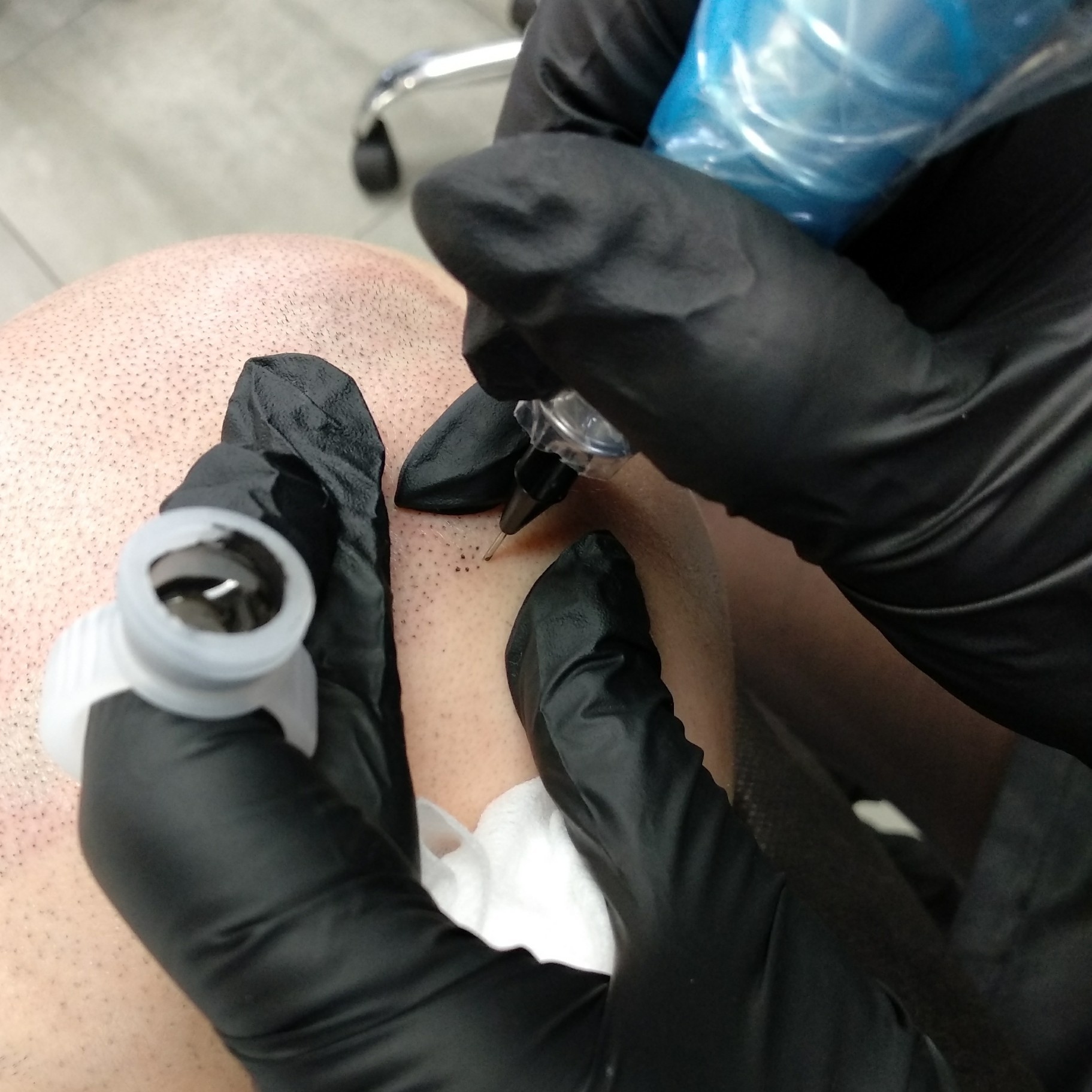 Kosmetolog Paulina Cieszyńska wykonująca zabieg mikropigmentacji na skórze głowy u mężczyzny