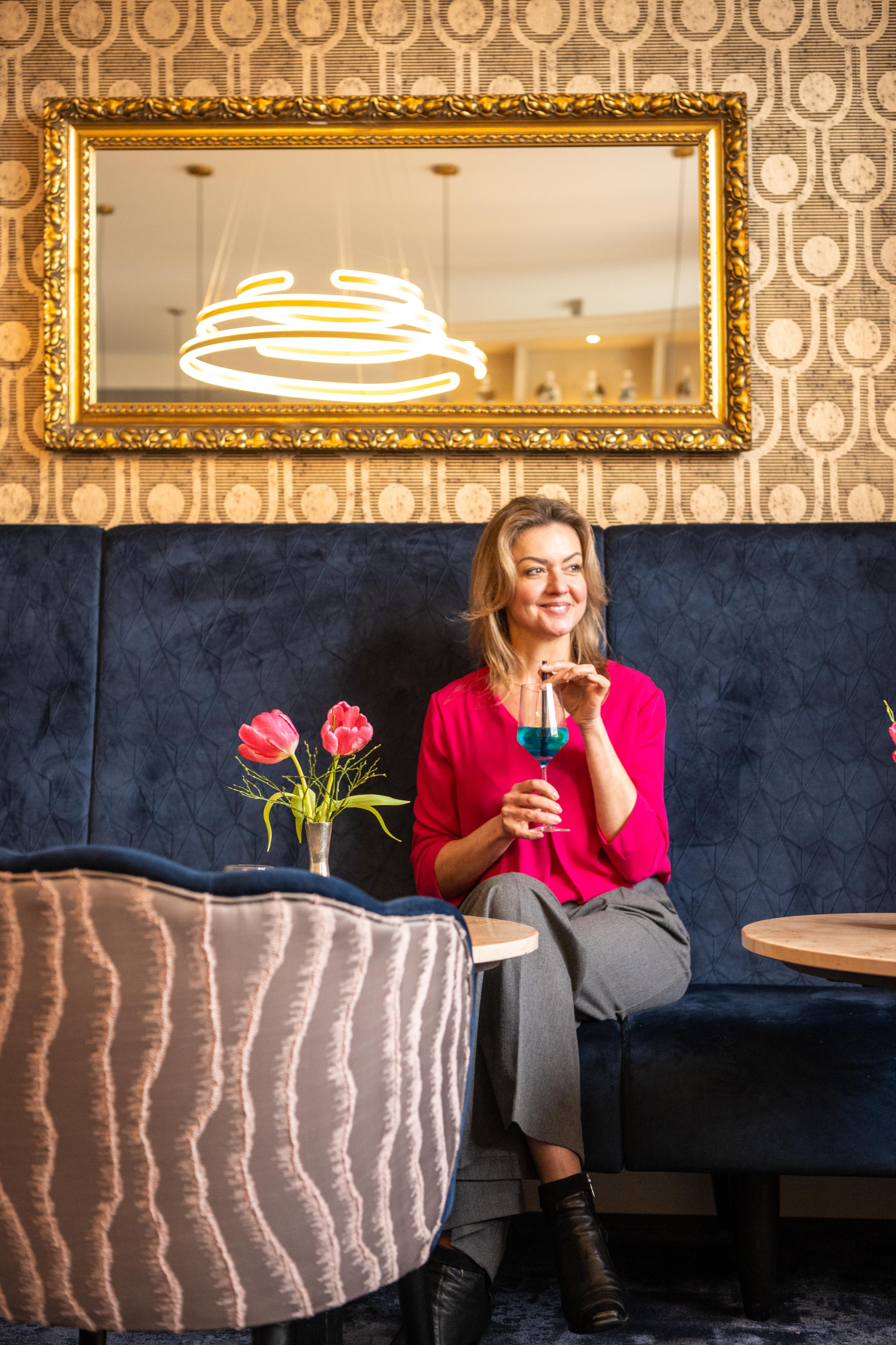 Frau trinkt einen Cocktail