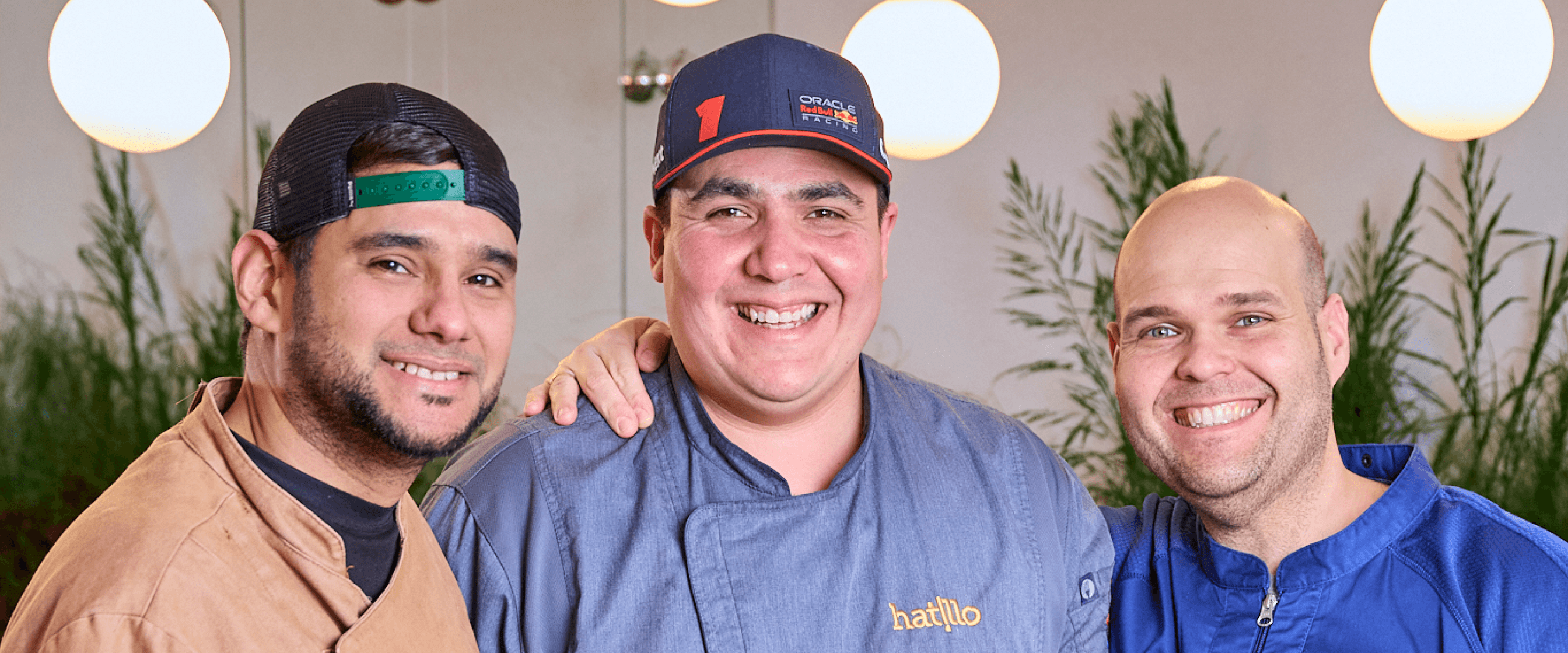 El equipo de cocina de Hatillo preparando pedidos en nuestro restaurante de Las Rosas, Madrid.