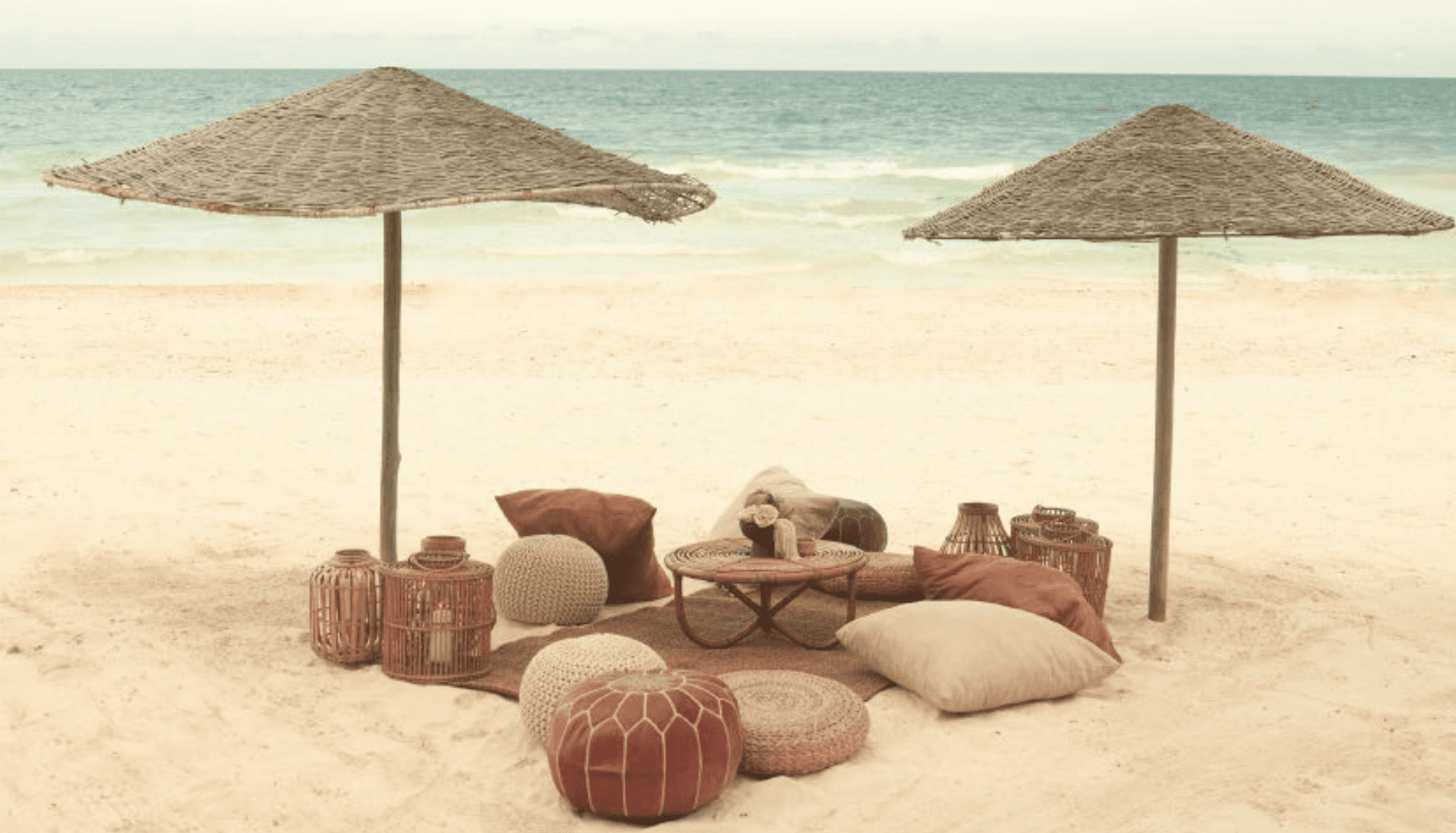 Bodas en Be Tulum: Rostro semi-feliz de mujer, sostenido por 2 manos cada una con un anillo de compromiso.