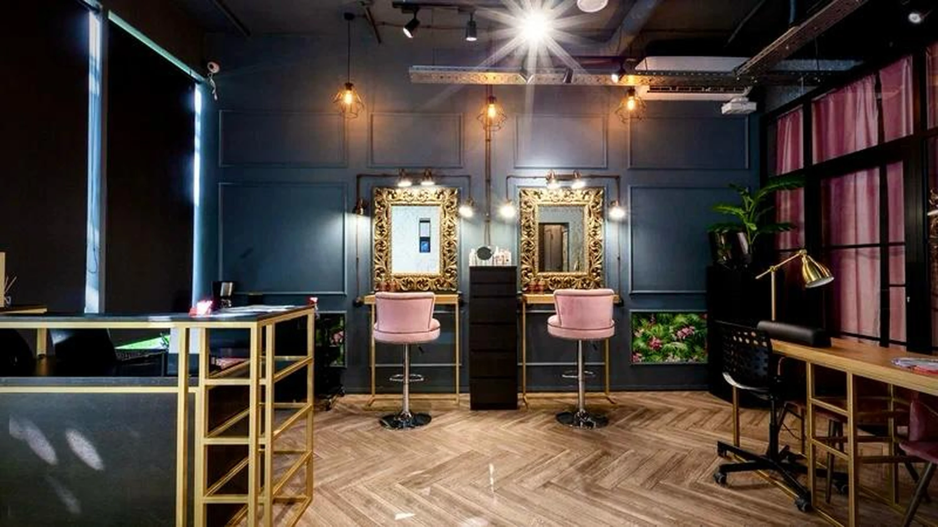 Pièce double hauteur rénovée : murs gris clair, parquet en chevrons, façade vitrée plein-hauteur — transformation d’intérieur au Luxembourg.