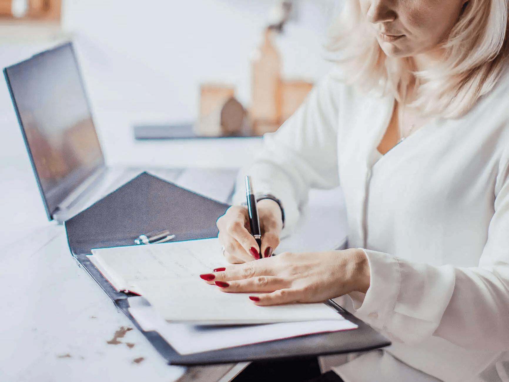 HR-Beraterin überprüft und dokumentiert Employer-Branding-Strategie an ihrem Schreibtisch