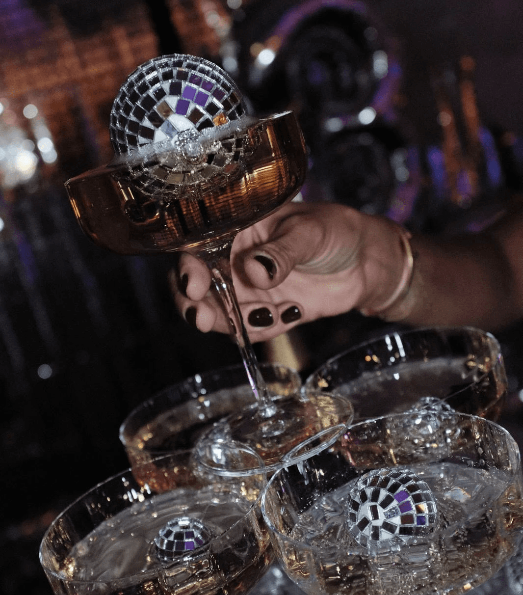 Elegante Dekoration mit Gläsern und Disco-Elementen für einen 30. Geburtstag in Essen