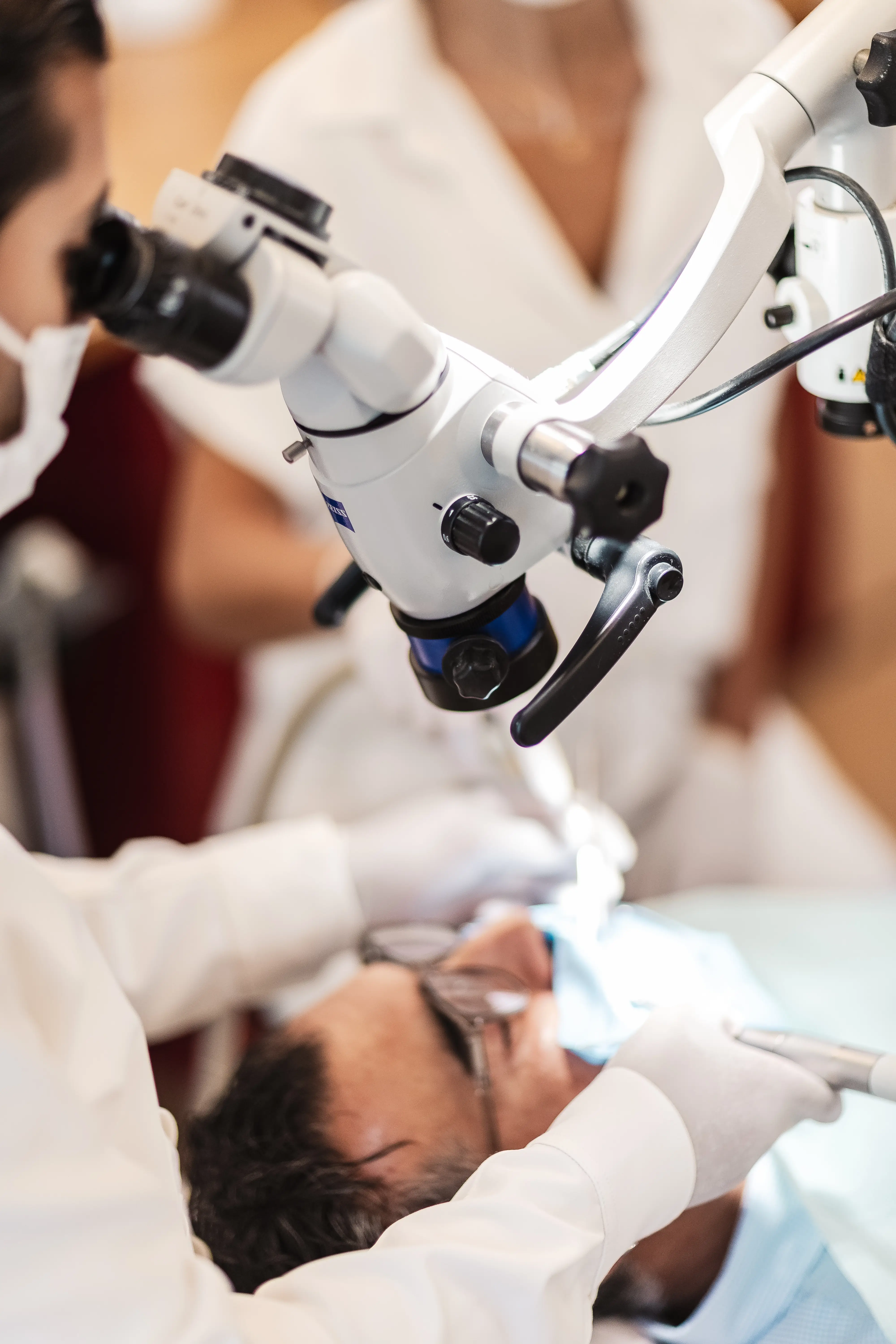 Kind die gerustgesteld naar tandarts kijkt.