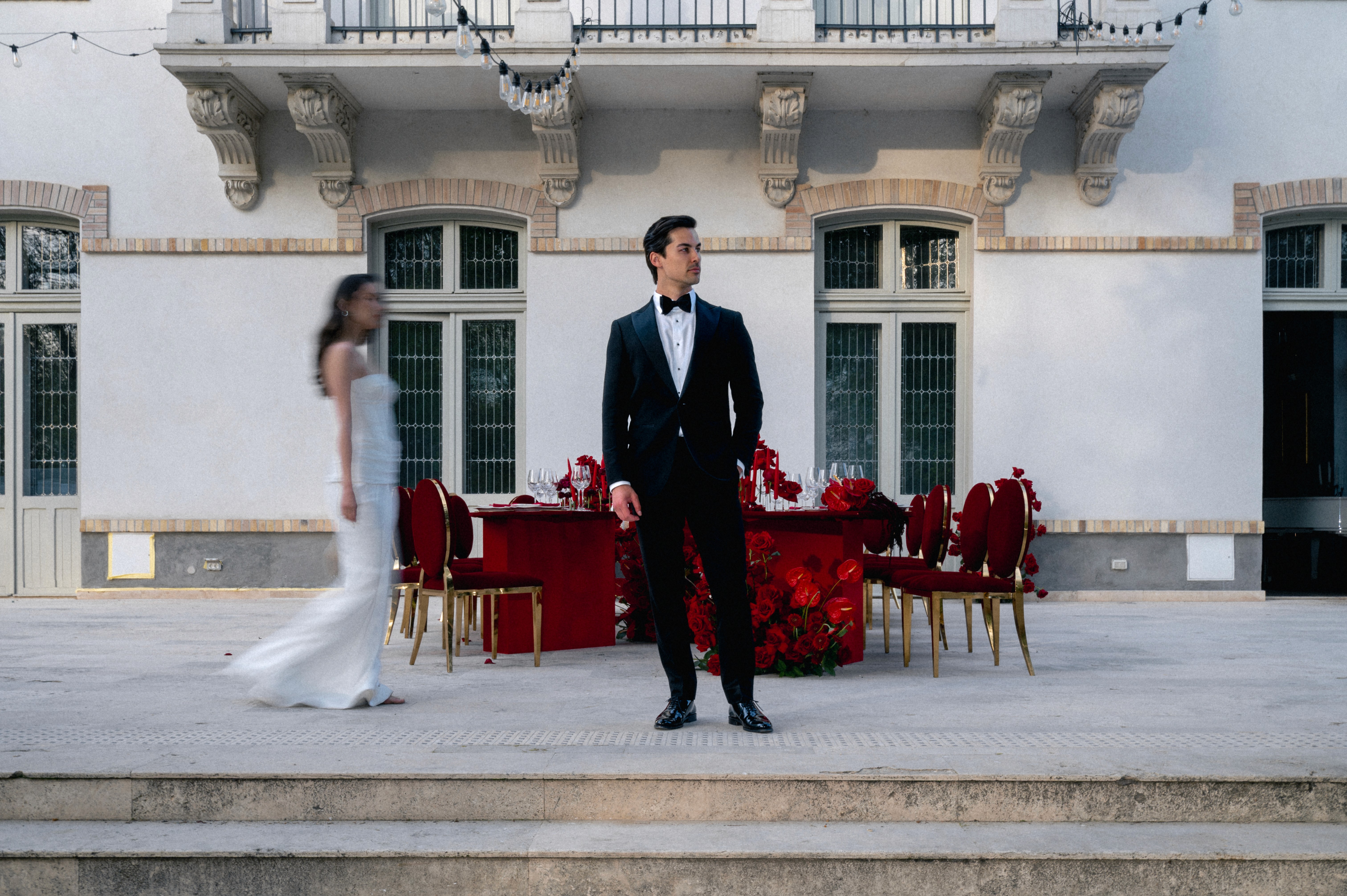 miri în cadru arhitectural elegant, portret de nuntă cu influențe editoriale