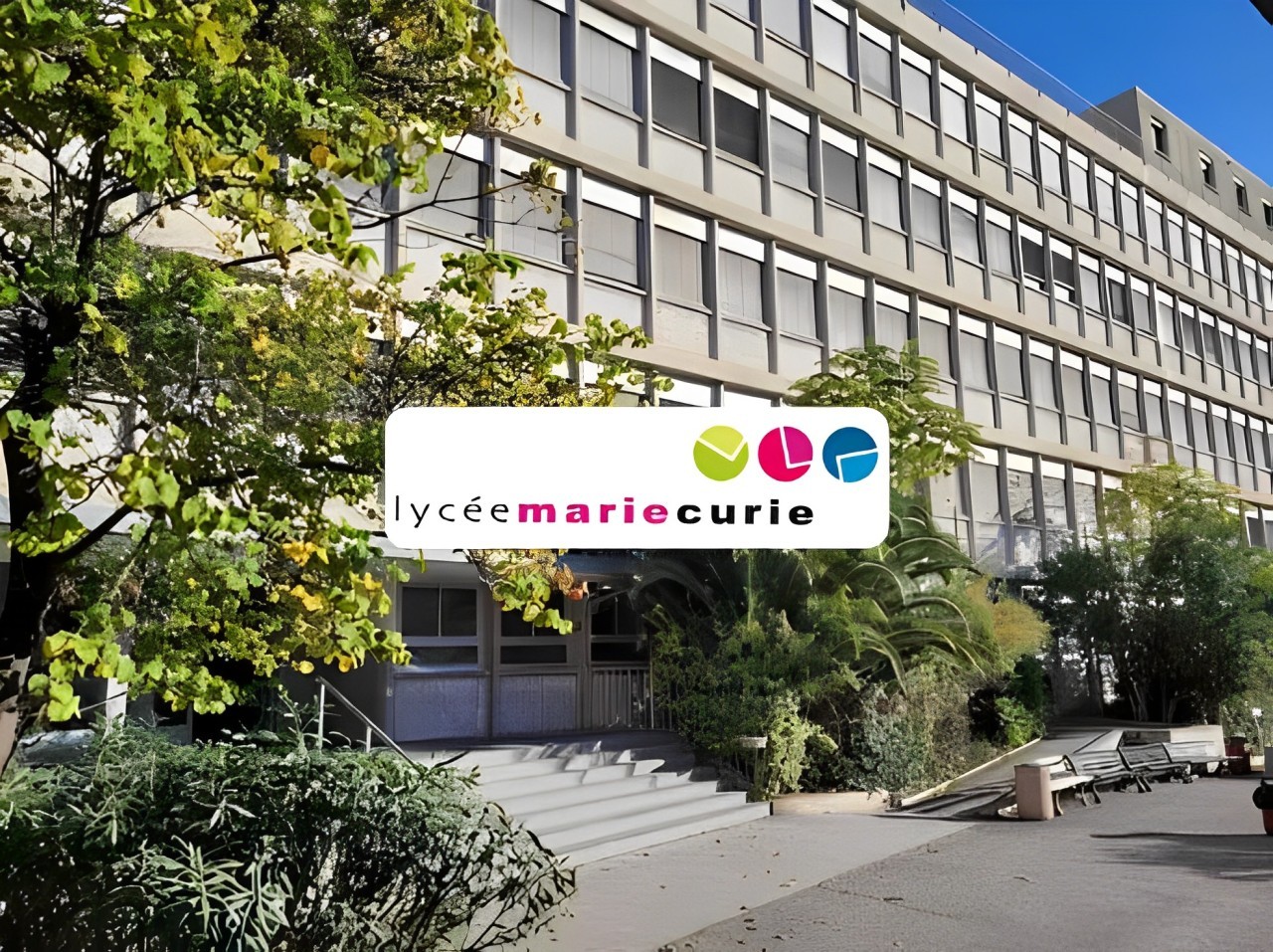 photo de la cour du lycée marie curie  à marseille avec son logo en son centre