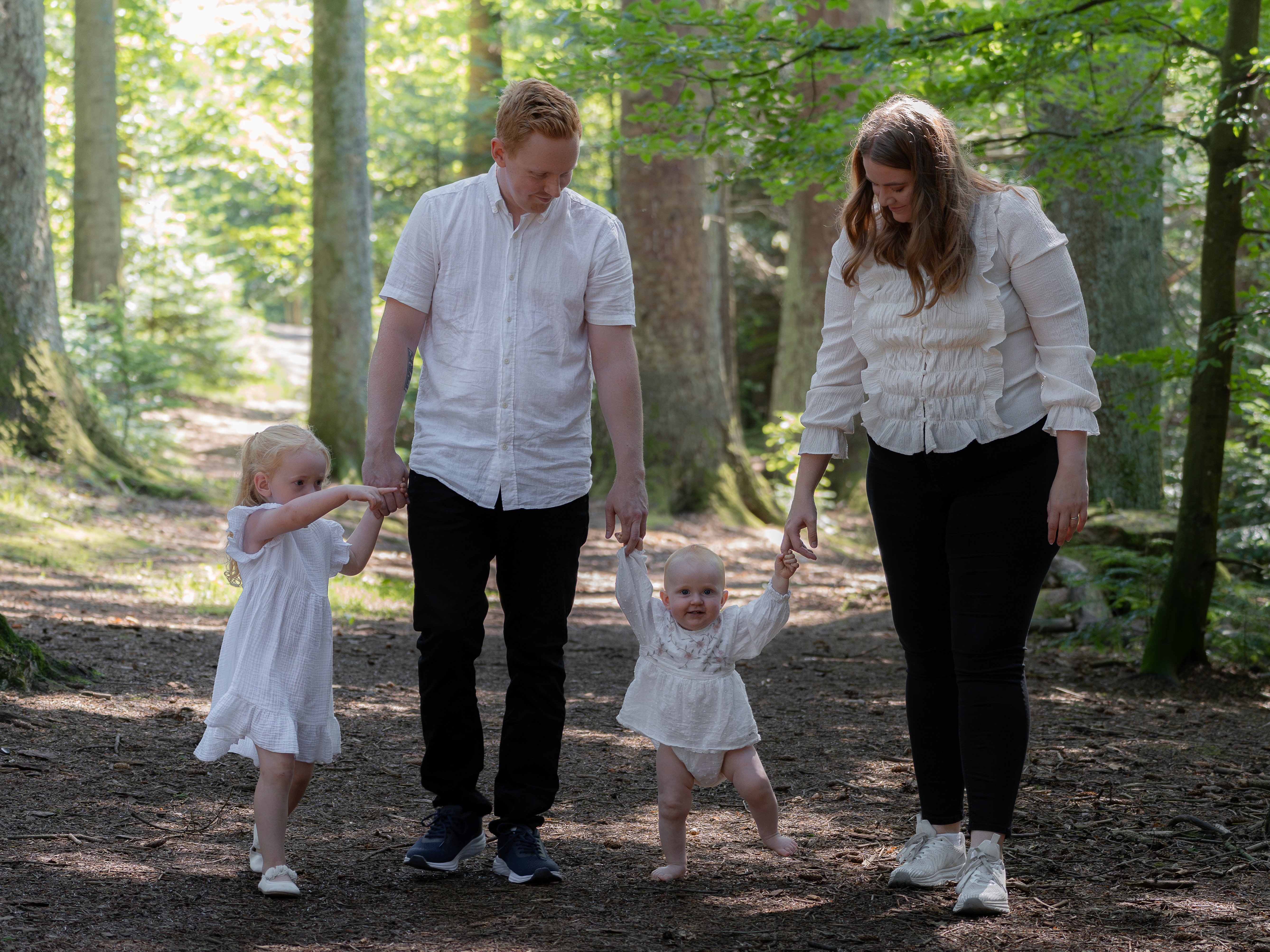 Avslappet familiefotografering i naturen i Rogaland. Ekte øyeblikk og smil.