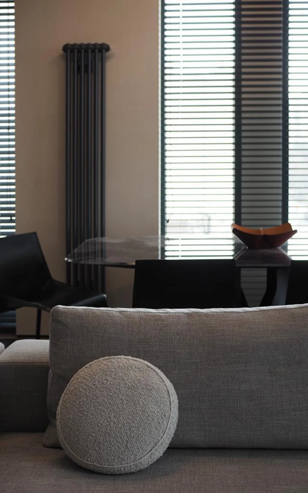 Détail — suspension minimaliste avec lumière chaude.