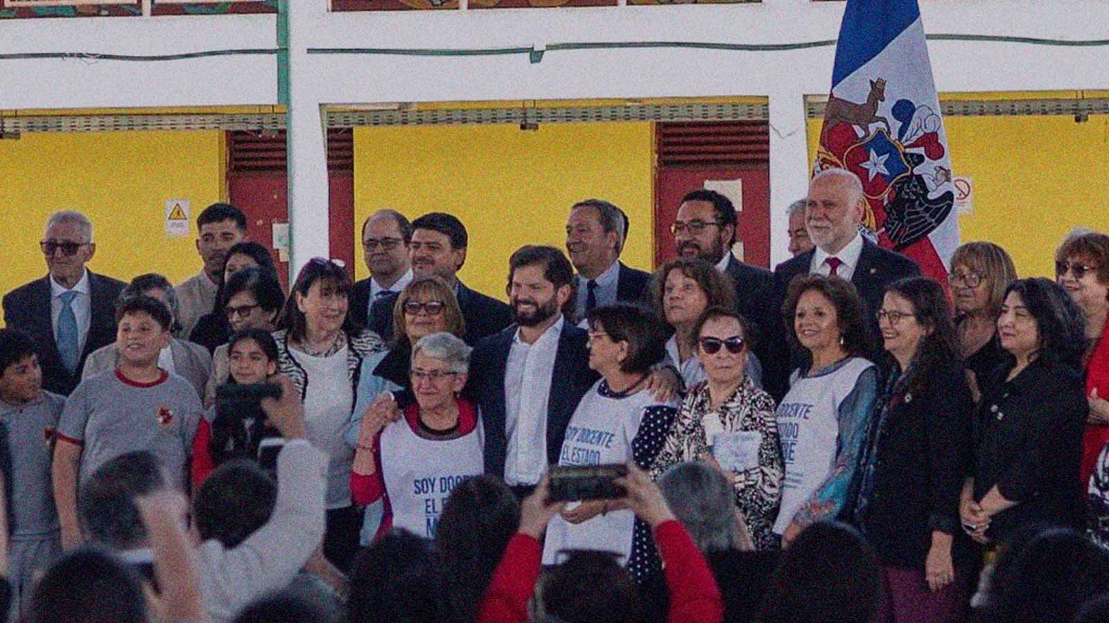 Foto del Presidente Gabriel Boric con profesores que piden el pago de la deuda histórica, en la columna de opinión Un fracaso educativo de IdeaPaís.