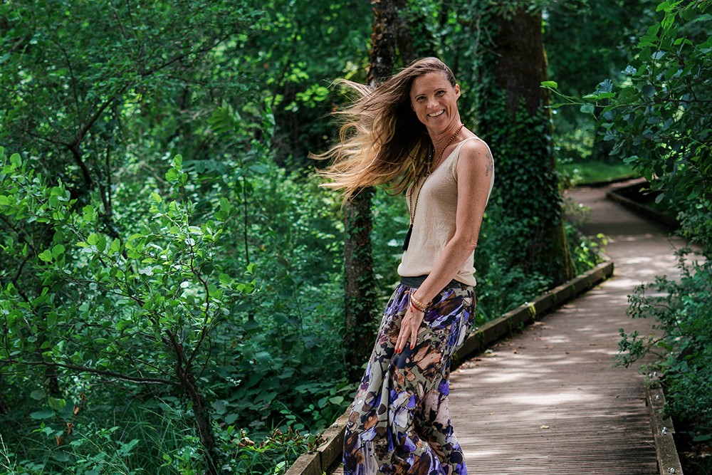 portrait femme dans forêt vent dans les cheveux