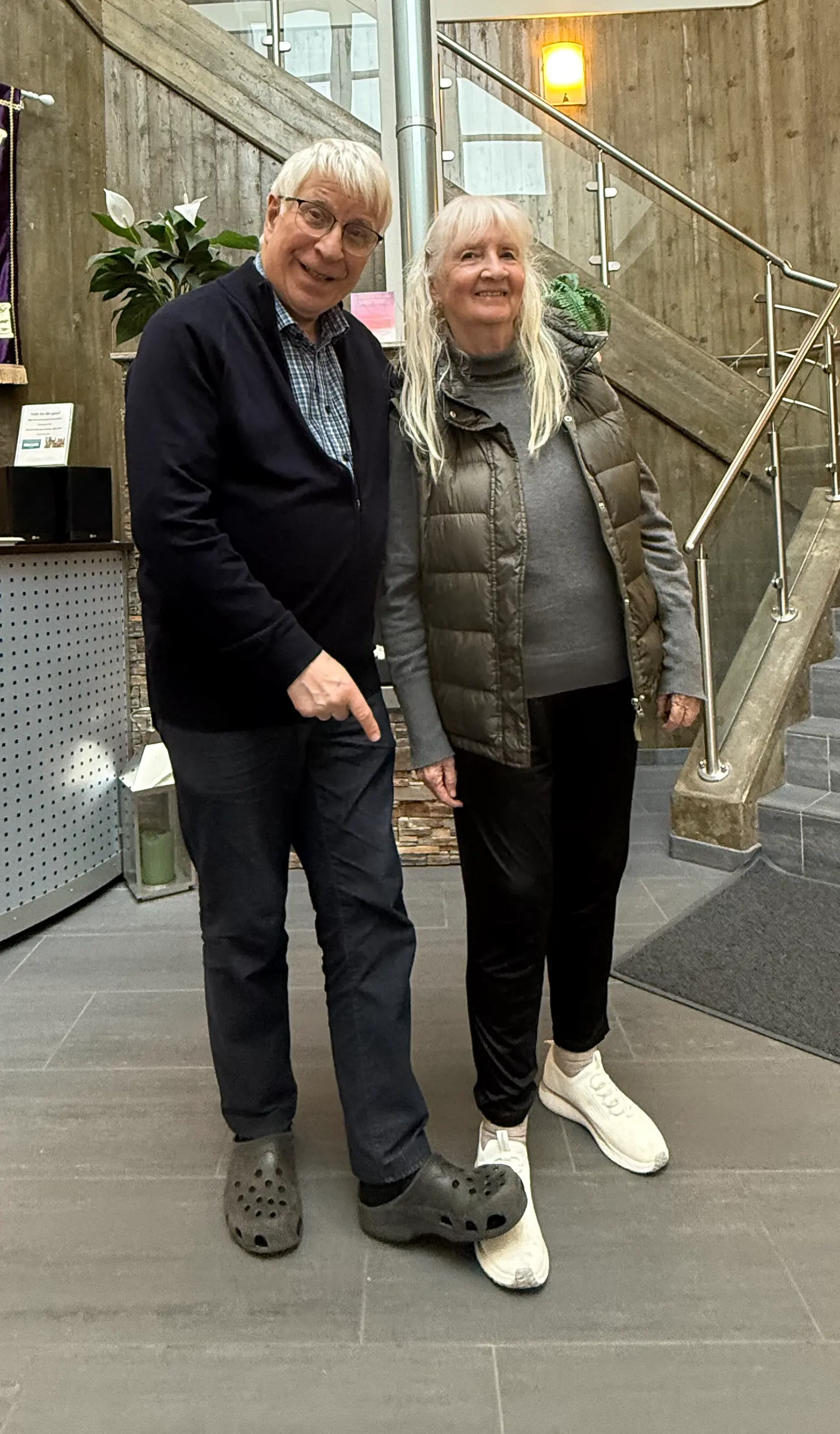 Bilde av Svein-Magne Pedersen og Maya Sørli fra Sarpsborg som demonstrerer hvordan helbredelsen skjedde med Svein-Magne Pedersen fot mot hennes.