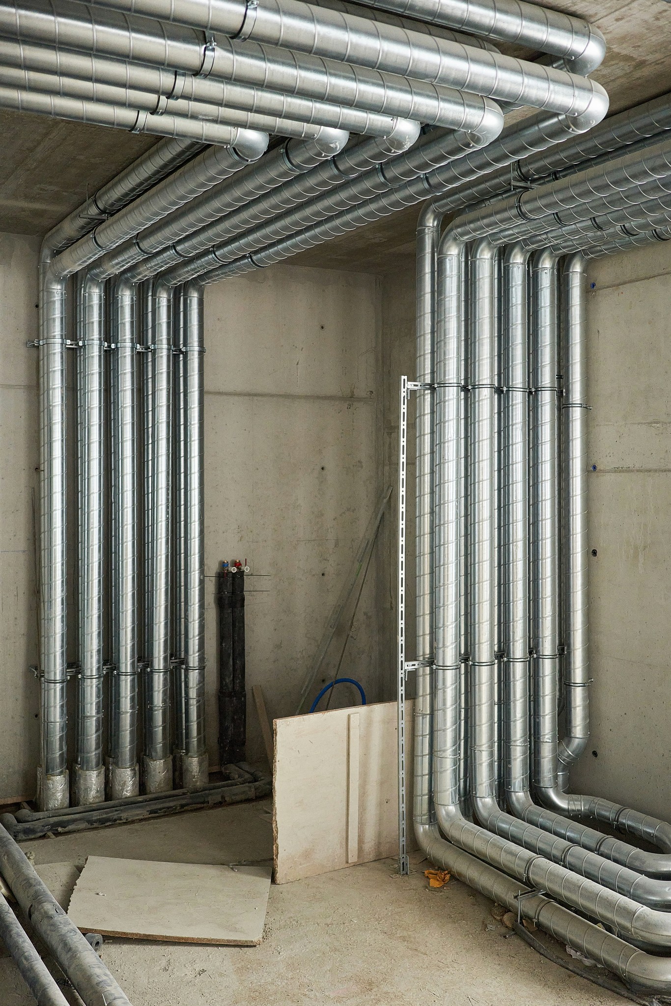 a bunch of pipes that are in a room