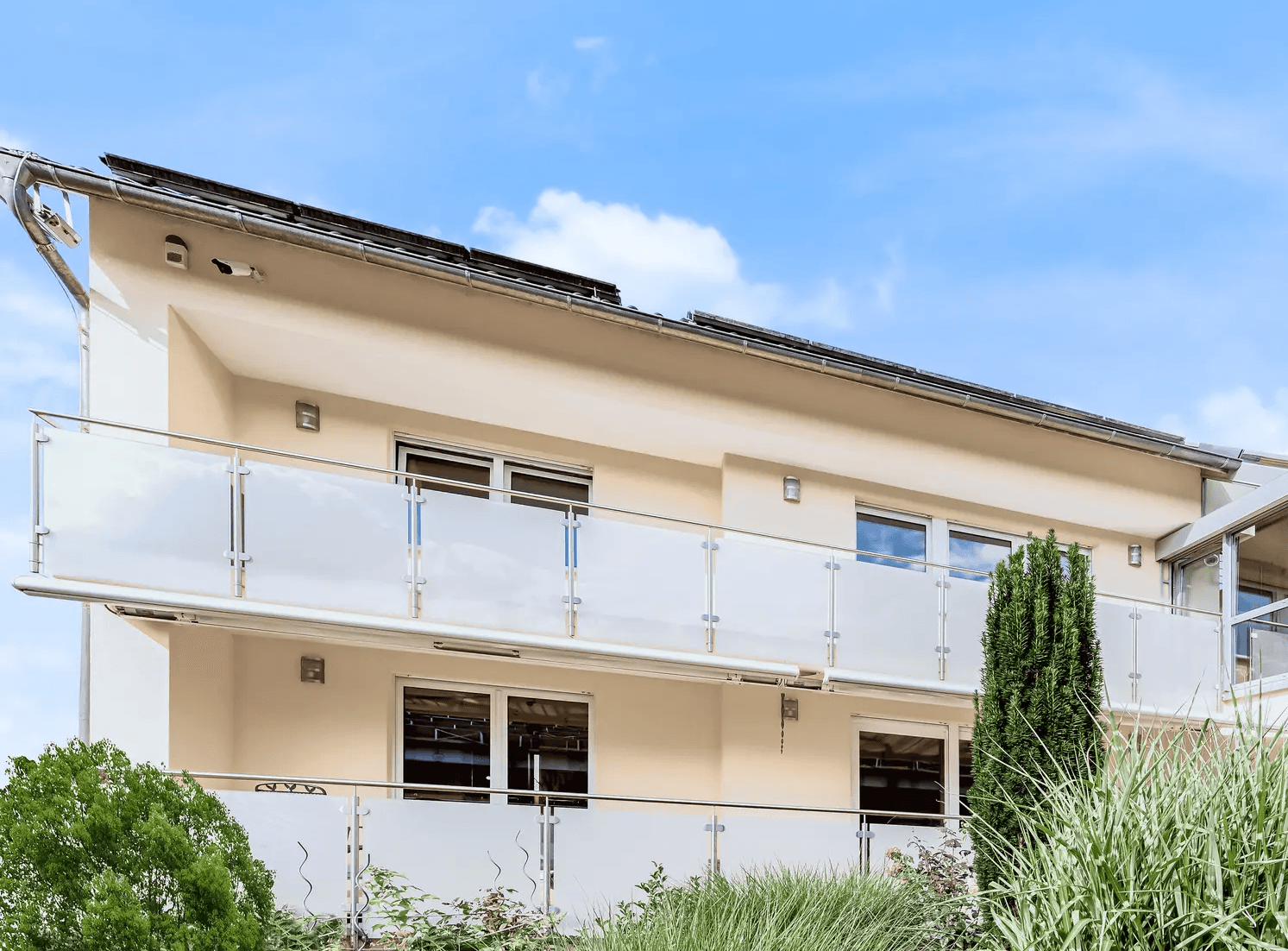 2-stöckiges Glasgeländer mit Einsätzen aus VSG Glas mit hellmatter Folie