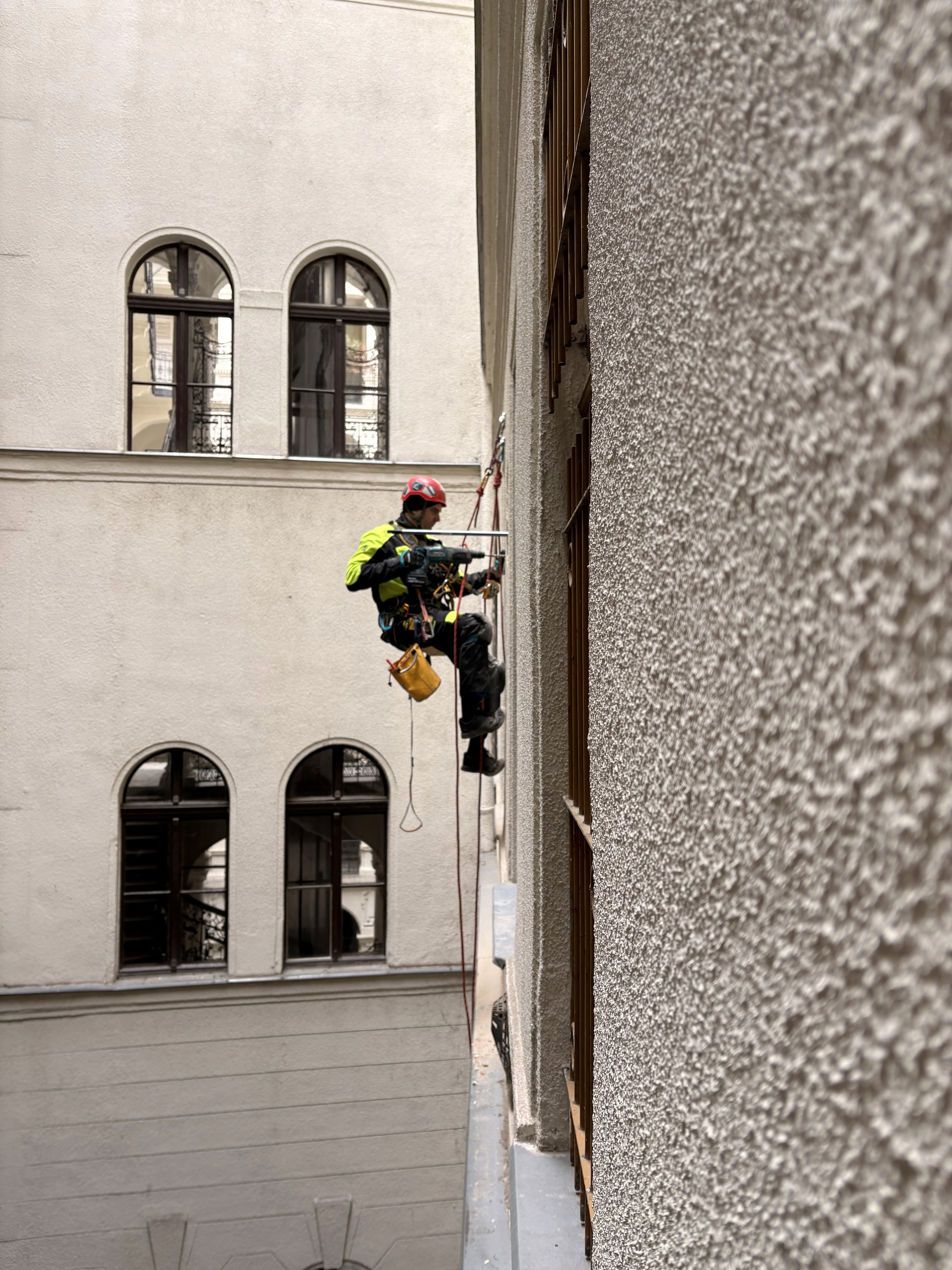 Ampermax ipari alpintechnikai villanyszerelés budapesti bérház homlokzatán