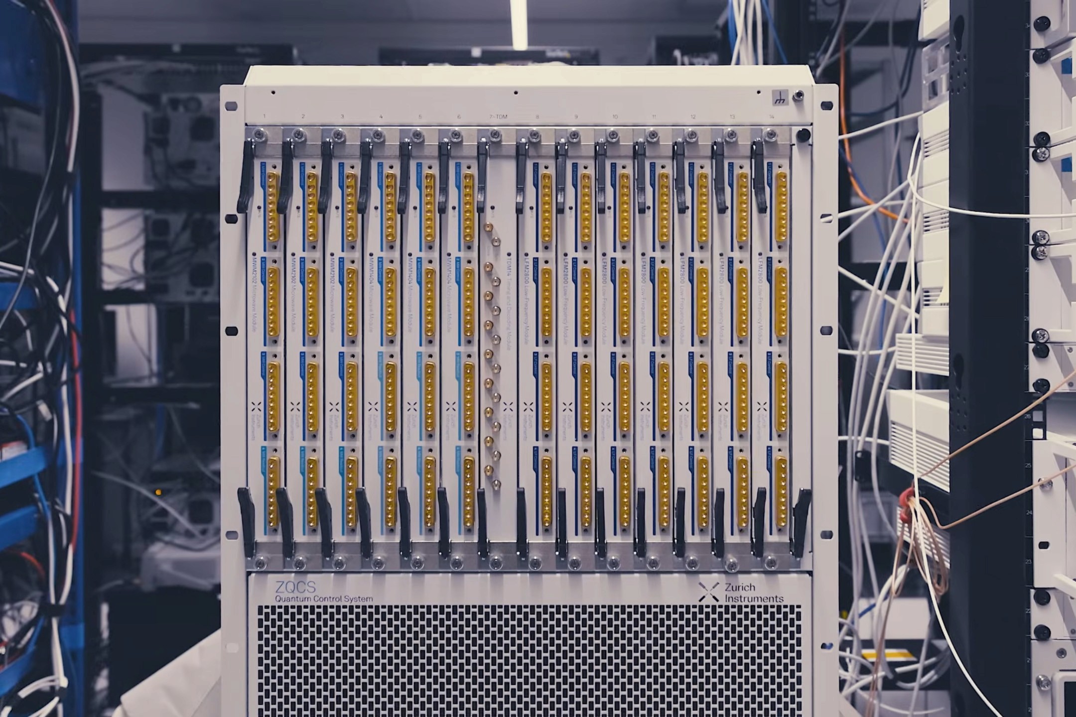 Produktbild von Steuereinheit für Quantum Computer ZQCS in Lab-Umgebung (Zurich Instruments, 2026)