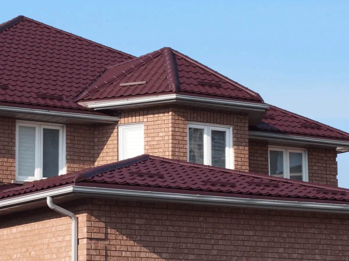 Maison avec toit métal Boucherville - style élégant