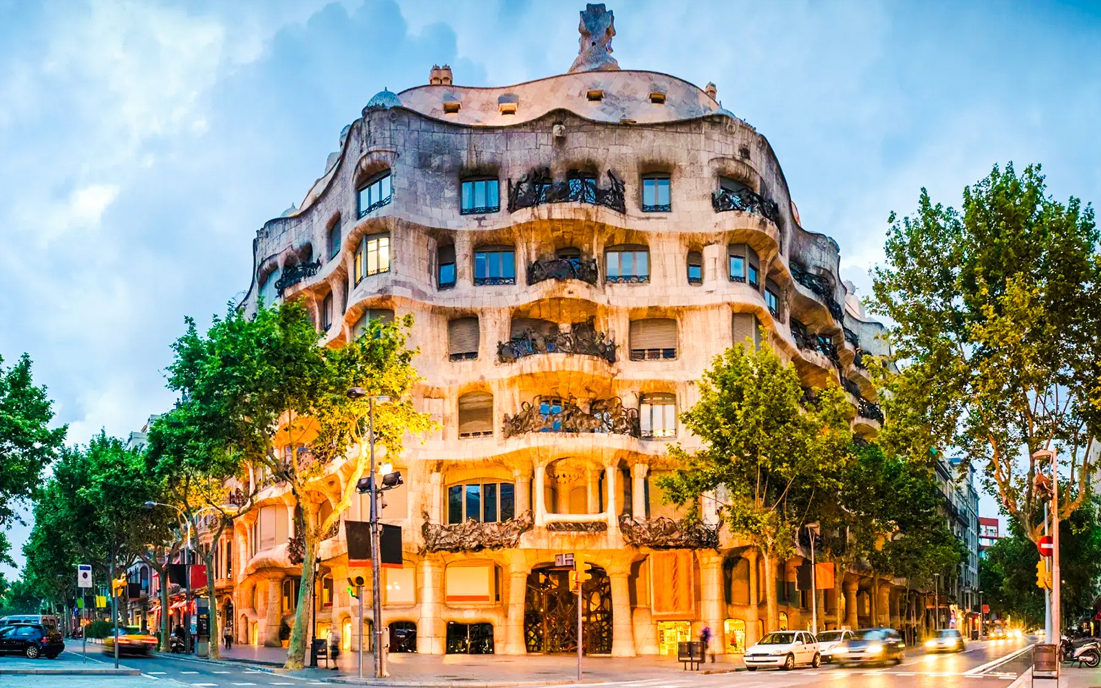 在巴塞罗那夜游期间，欣赏夜幕下华丽灯光照耀的圣家堂。