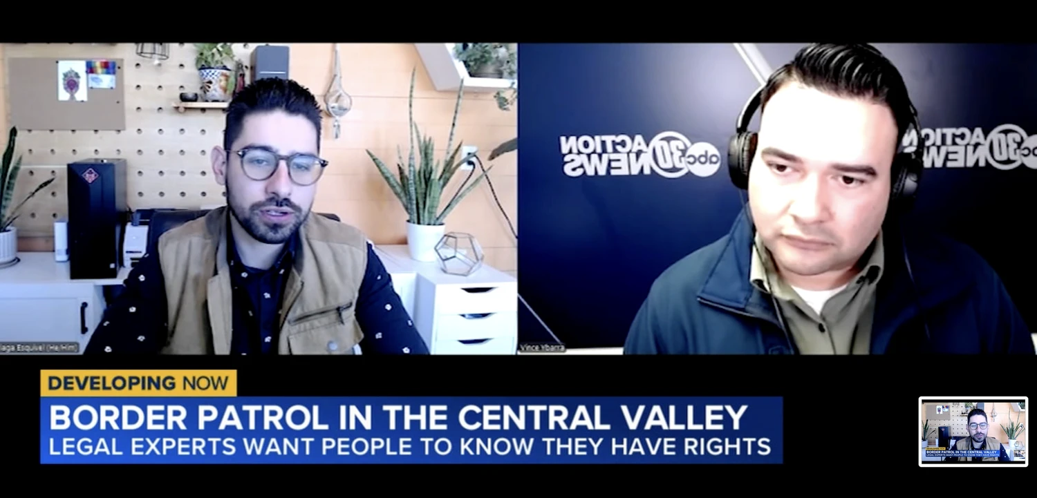 Em um cenário de entrevista virtual, dois homens são retratados discutindo direitos legais relacionados à patrulha de fronteira, com um usando óculos e uma gravata estampada e o outro vestindo uma camisa polo, ambos aparecendo diante de fundos semelhantes a escritórios, com sobreposições de faixas de texto detalhando o tema.