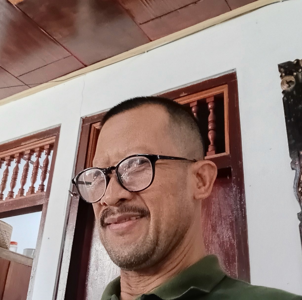 smiling woman wearing white and black pinstriped collared top
