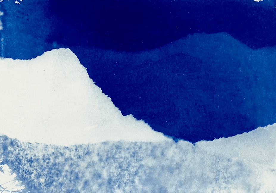 Abstrakte blaue Strukturen auf Papier, erzeugt durch unterschiedliche Belichtungsstärken und UV-Licht im Cyanotypie-Prozess.