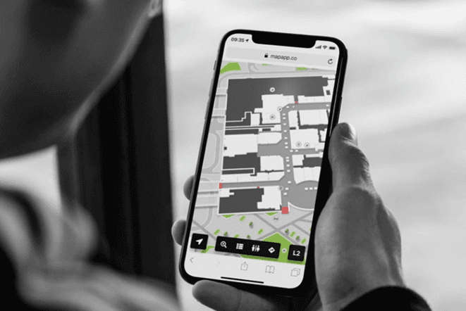 Person using wayfidning on their phone