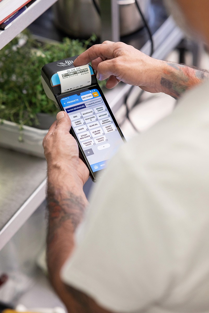 A chef printing a label using a Labl.it device.