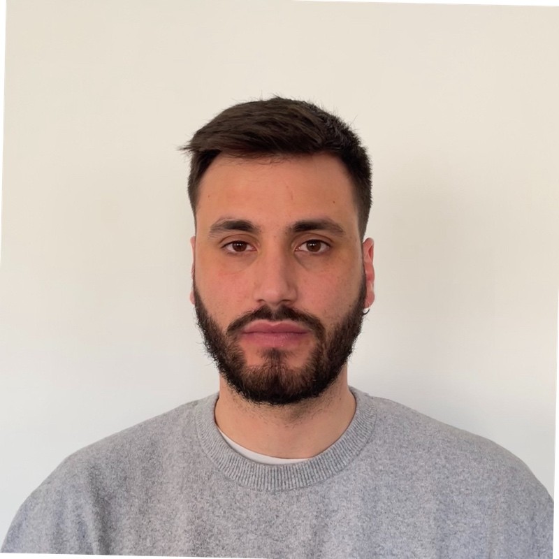 Uomo con barba in maglione grigio