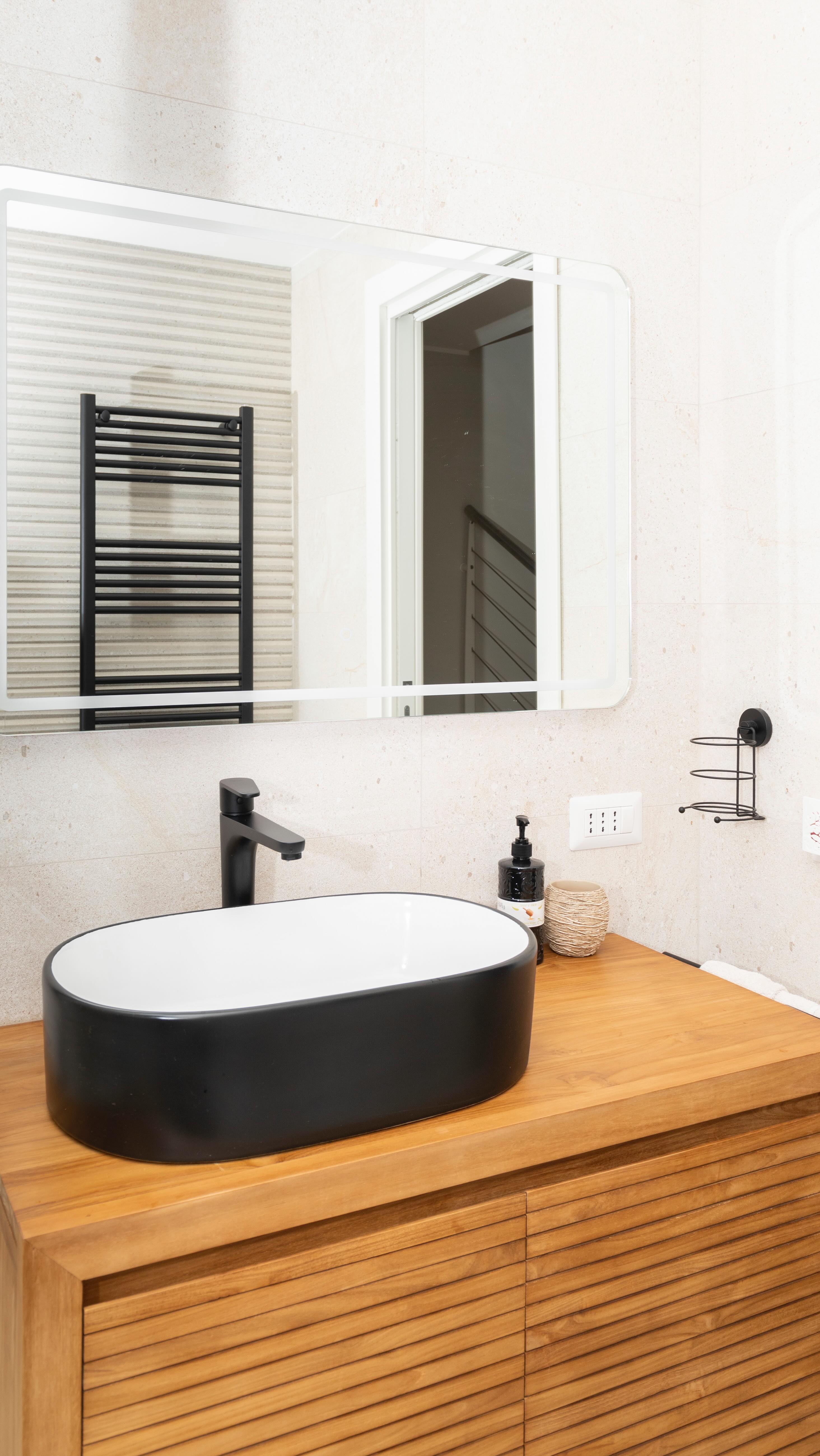 dettaglio di consolle bagno in legno elegante