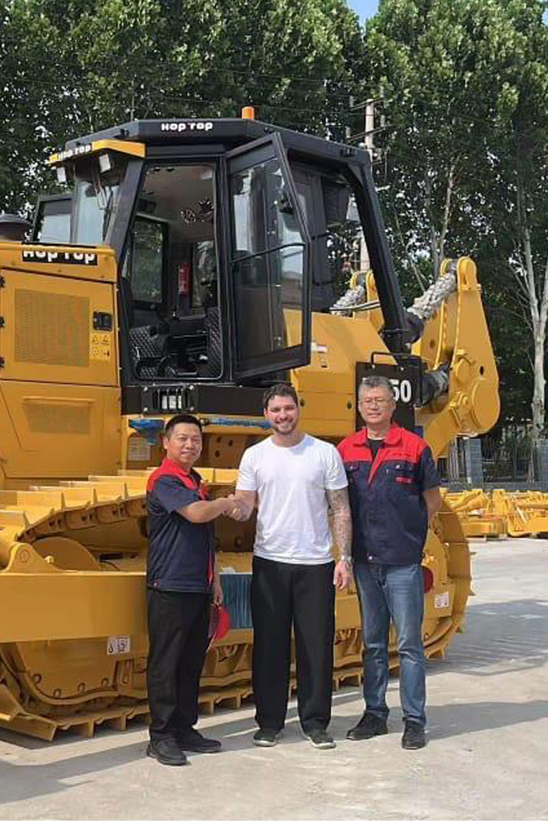El equipo de Vialbal reunido con los operarios de la empresa XCMG en su viaje a China.