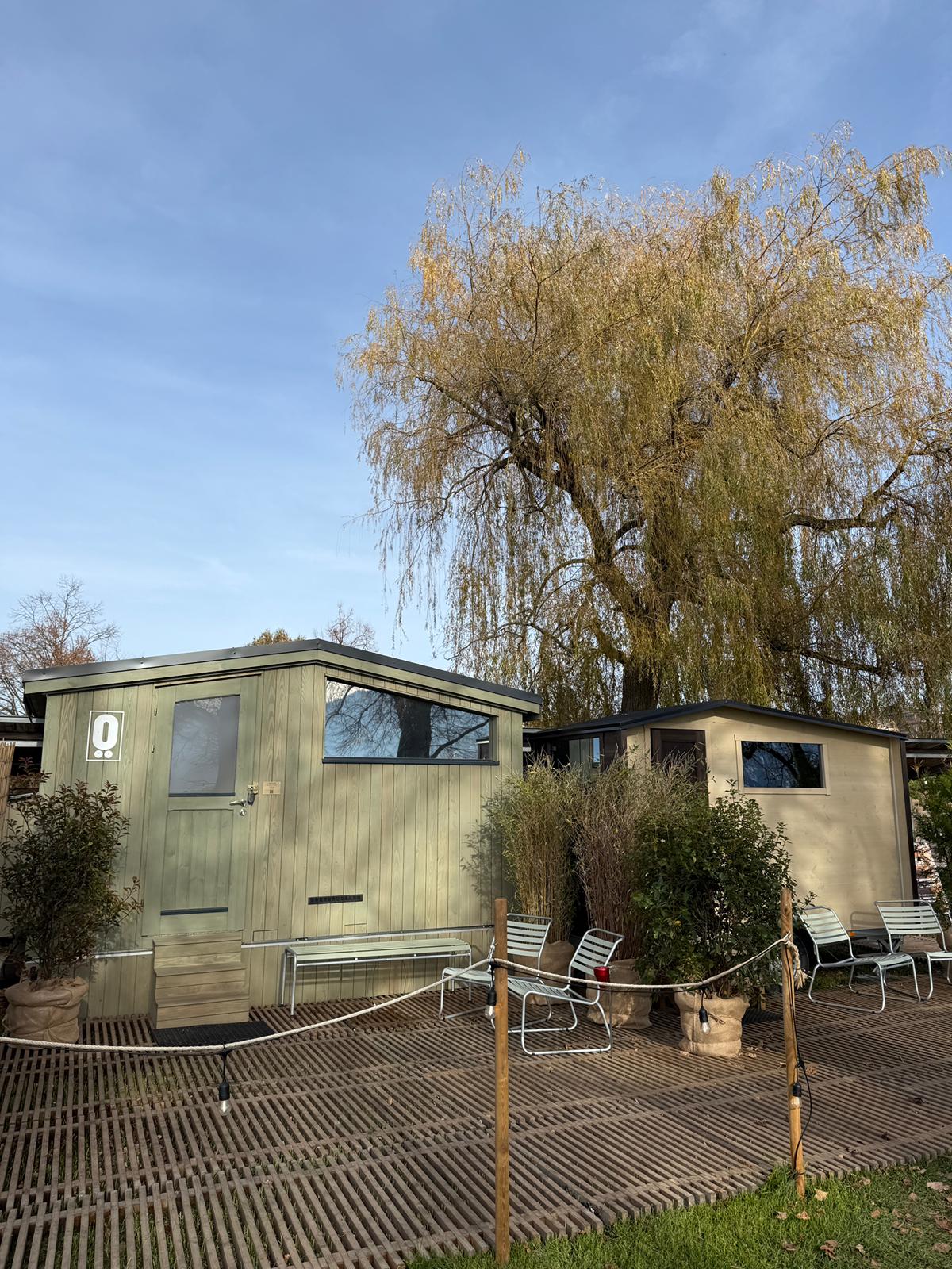 Mobile LÖYLY-Sauna im Seebad Siehbach Zug, direkt am Wasser gelegen mit moderner Holzoptik und entspannender Atmosphäre.
