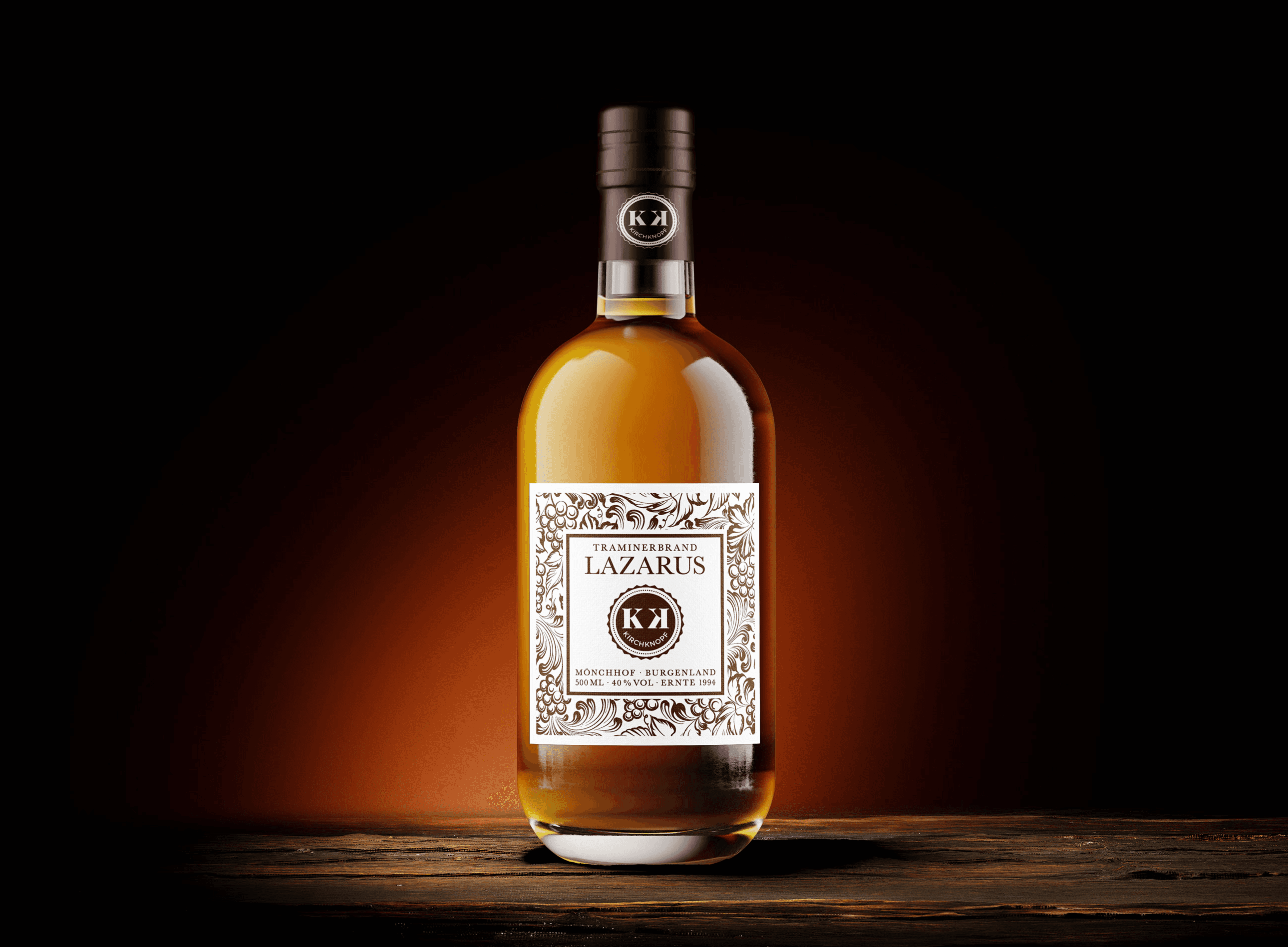 MockUp Flasche Traminerbrand auf Holzboden
