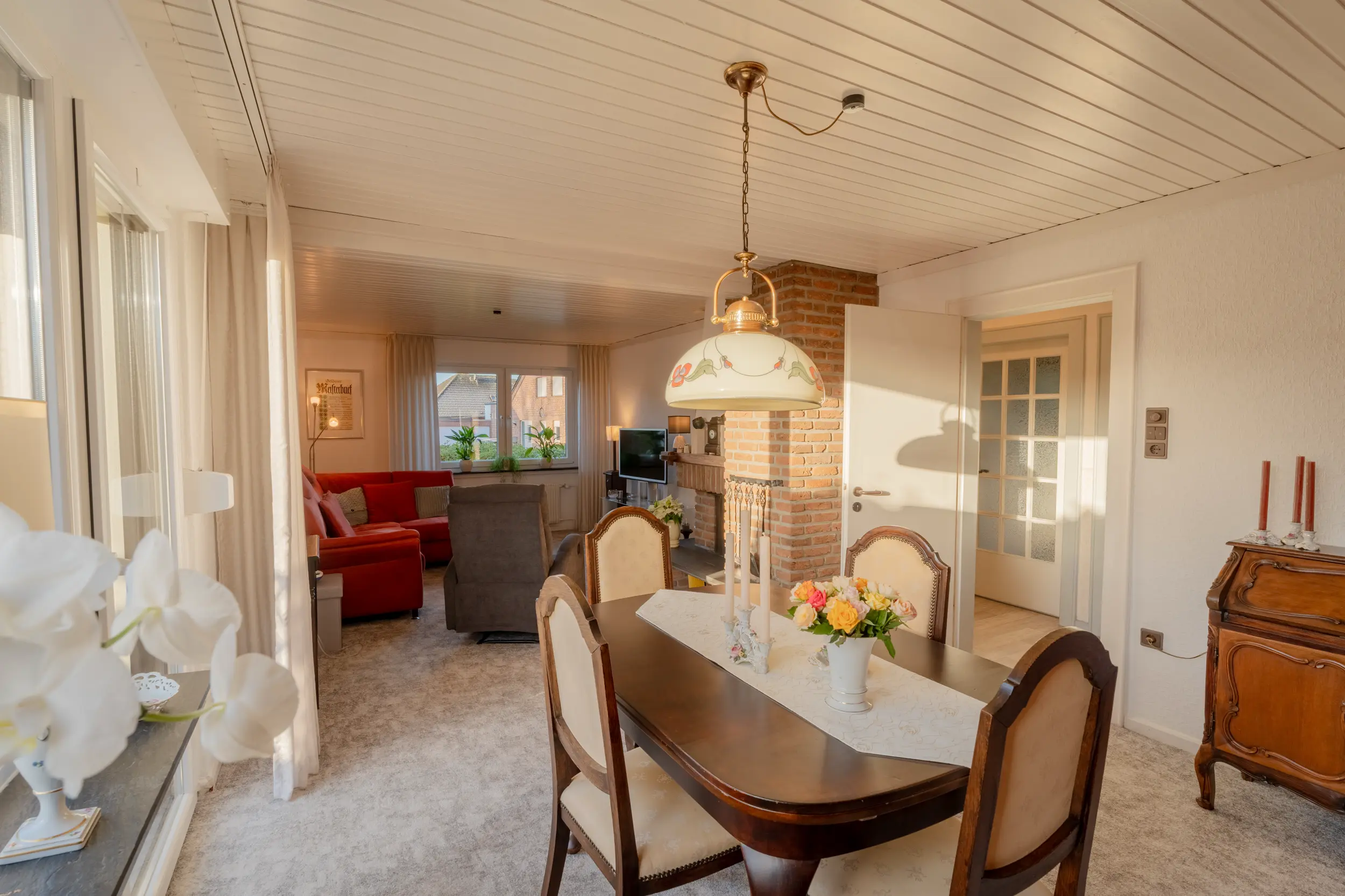 Essbereich mit Esstisch, Durchgang zum Wohnzimmer und Kamin in Einfamilienhaus in Gronau mit wohnlicher Atmosphäre