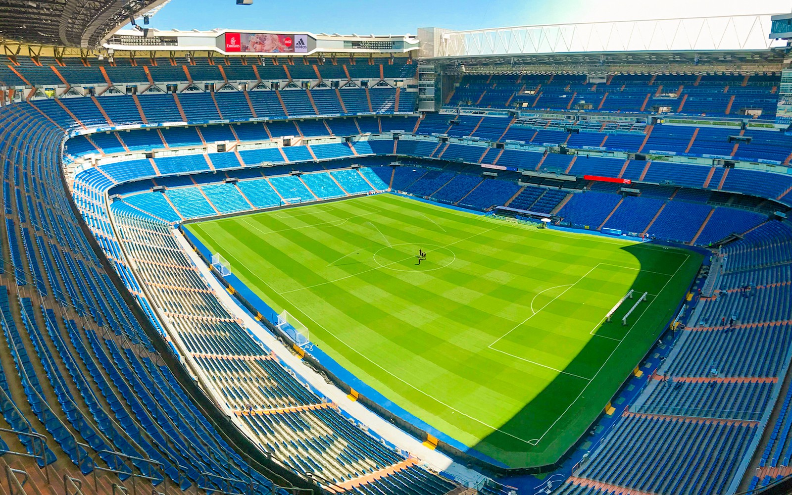 Pemandangan stadion Santiago Bernabeu dari tribun, Madrid, menampilkan lapangan sepak bola dan area tempat duduk.