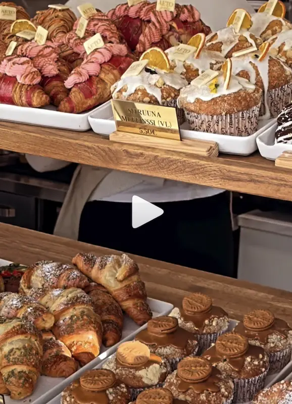 Aeto Gardenin tuoreita croissantteja ja leivonnaisia kahvilan vitriinissä