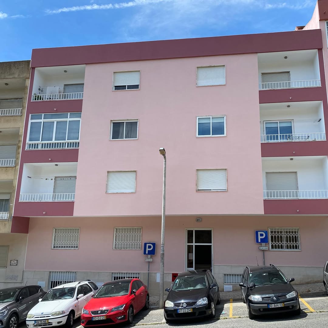 Pintura de fachada de prédio em Queluz pela Visual Up